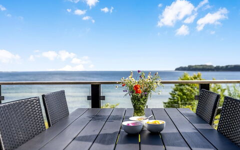 Majbritt - 50M from the Sea: Tag, Hus, Hjem, Sommerhus, Sidespor, Estate, Indkørsel, Garden Bygninger, Gård, Skur