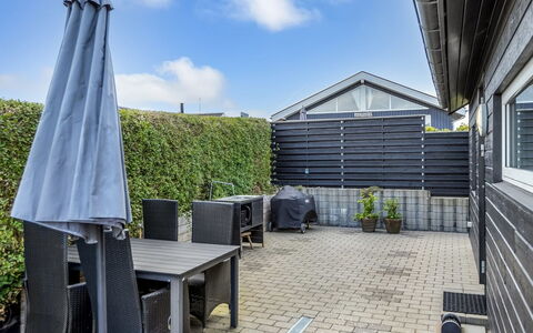 Majbritt - 50M from the Sea: Tag, Hus, Hjem, Sommerhus, Sidespor, Estate, Indkørsel, Garden Bygninger, Gård, Skur