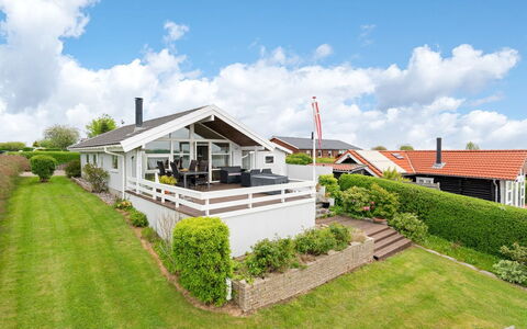 Heimeram - 150M from the Sea: Tag, Hus, Hjem, Sommerhus, Dør, Sidespor, Dæk, Veranda, Planke, Hårdttræ