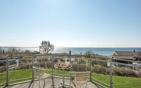Snezana - 150M from the Sea: Boligområde, Tag, Forstad, Indkørsel, Estate, Skorsten