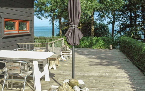 Pirjo - 50M from the Sea: Hus, Tag, Hjem, Sommerhus, Estate, Stuehus, Villa, Veranda, Sidespor