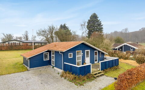 Susette - 400M from the Sea: Træ, Tag, Hus, Sommerhus, Hjem, Sidespor, Dør, Stuehus, Estate, Lawn