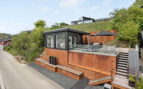 Florinda - 10M from the Sea: Blå, Busk, Sommerhus, Bunddække, Have, Estate, Skygge, Landscaping, Stuehus, Eco Hotel