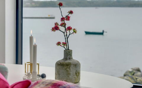 Florinda - 10M from the Sea: Blå, Busk, Sommerhus, Bunddække, Have, Estate, Skygge, Landscaping, Stuehus, Eco Hotel