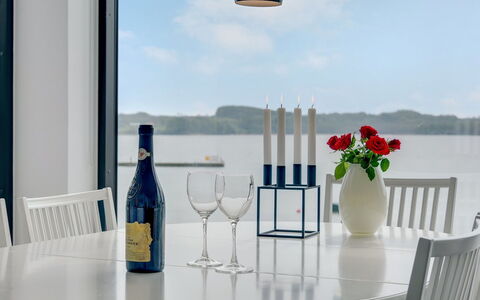 Florinda - 10M from the Sea: Blå, Busk, Sommerhus, Bunddække, Have, Estate, Skygge, Landscaping, Stuehus, Eco Hotel