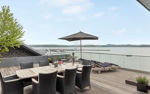 Florinda - 10M from the Sea: Blå, Busk, Sommerhus, Bunddække, Have, Estate, Skygge, Landscaping, Stuehus, Eco Hotel