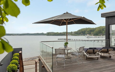 Florinda - 10M from the Sea: Blå, Busk, Sommerhus, Bunddække, Have, Estate, Skygge, Landscaping, Stuehus, Eco Hotel