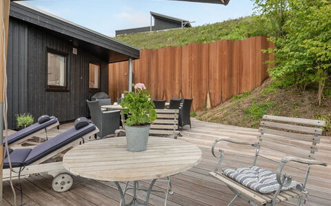 Florinda - 10M from the Sea: Blå, Busk, Sommerhus, Bunddække, Have, Estate, Skygge, Landscaping, Stuehus, Eco Hotel