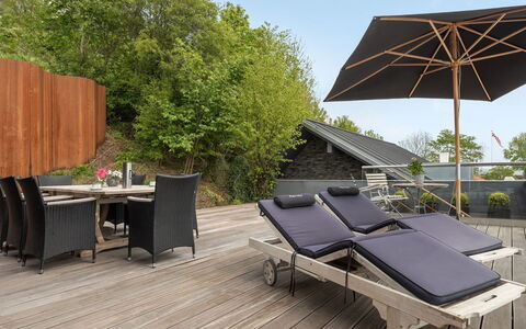 Florinda - 10M from the Sea: Blå, Busk, Sommerhus, Bunddække, Have, Estate, Skygge, Landscaping, Stuehus, Eco Hotel