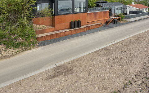 Florinda - 10M from the Sea: Blå, Busk, Sommerhus, Bunddække, Have, Estate, Skygge, Landscaping, Stuehus, Eco Hotel