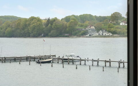 Florinda - 10M from the Sea: Blå, Busk, Sommerhus, Bunddække, Have, Estate, Skygge, Landscaping, Stuehus, Eco Hotel