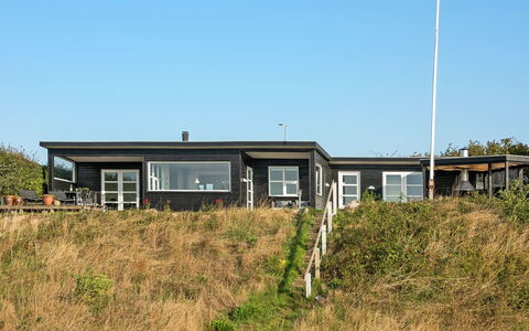 Kaapo - 300M from the Sea: Blå, Busk, Sommerhus, Bunddække, Have, Estate, Skygge, Landscaping, Stuehus, Eco Hotel