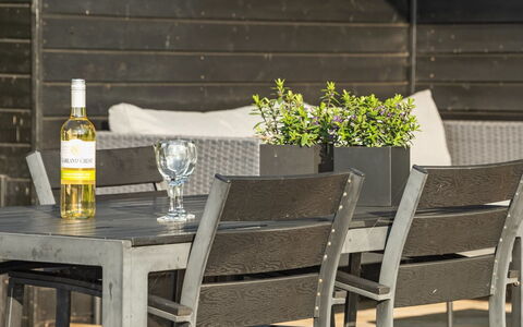 Kaapo - 300M from the Sea: Blå, Busk, Sommerhus, Bunddække, Have, Estate, Skygge, Landscaping, Stuehus, Eco Hotel