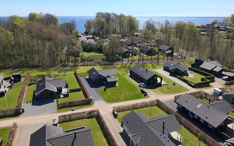 Yakari - 300M from the Sea: Møbel, Indretning, Gulvbelægning, Træ, Etage, Loft, Trægulve, Stol, Bord, Belysning