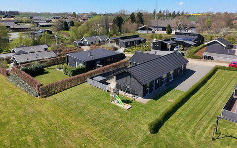 Yakari - 300M from the Sea: Hus, Tag, Hjem, Sommerhus, Estate, Stuehus, Villa, Veranda, Sidespor