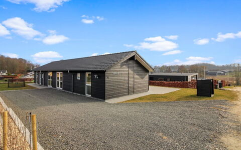 Yakari - 300M from the Sea: Møbel, Indretning, Gulvbelægning, Træ, Etage, Loft, Trægulve, Stol, Bord, Belysning