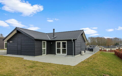 Yakari - 300M from the Sea: Møbel, Indretning, Gulvbelægning, Træ, Etage, Loft, Trægulve, Stol, Bord, Belysning