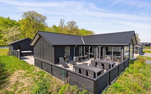Helina - 180M from the Sea: Blå, Busk, Sommerhus, Bunddække, Have, Estate, Skygge, Landscaping, Stuehus, Eco Hotel