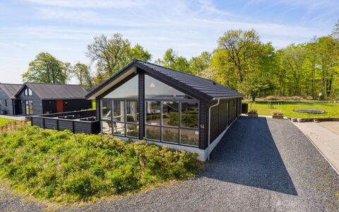 Helina - 180M from the Sea: Blå, Busk, Sommerhus, Bunddække, Have, Estate, Skygge, Landscaping, Stuehus, Eco Hotel