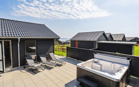 Helina - 180M from the Sea: Blå, Busk, Sommerhus, Bunddække, Have, Estate, Skygge, Landscaping, Stuehus, Eco Hotel