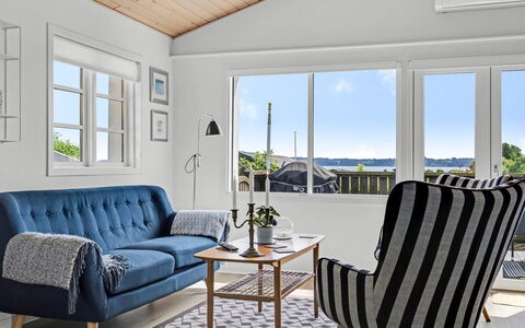 Gülbahar - 300M from the Sea: Møbel, Indretning, Couch, Gulvbelægning, Stue, Træ, Etage, Throw Pillow, Værelse, Pude