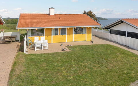 Alya - 200M from the Sea: Blå, Busk, Sommerhus, Bunddække, Have, Estate, Skygge, Landscaping, Stuehus, Eco Hotel