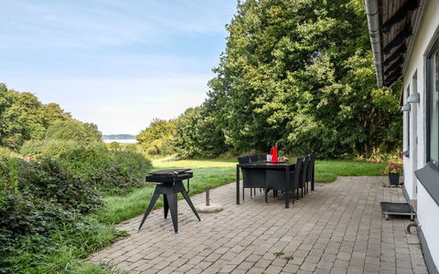 Rosa - 300M from the Sea: Træ, Tag, Arkitektur, Hjem, Hus, Sommerhus, Sidespor, Hårdttræ, Hældning, Estate