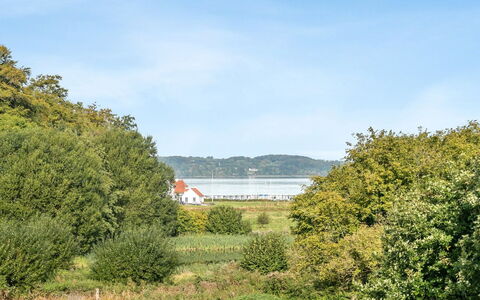 Rosa - 300M from the Sea: Træ, Tag, Arkitektur, Hjem, Hus, Sommerhus, Sidespor, Hårdttræ, Hældning, Estate