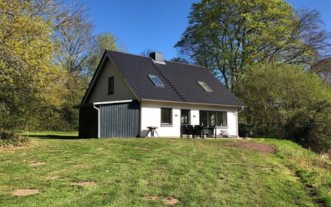 Rosa - 300M from the Sea: Træ, Tag, Arkitektur, Hjem, Hus, Sommerhus, Sidespor, Hårdttræ, Hældning, Estate