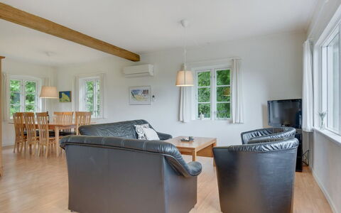 Rosa - 300M from the Sea: Møbel, Gulvbelægning, Træ, Indretning, Couch, Loft, Etage, Stue, Værelse, Trægulve