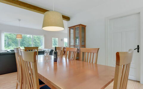 Rosa - 300M from the Sea: Møbel, Gulvbelægning, Indretning, Træ, Etage, Spisestue, Loft, Køkken & Spisebord, Bord, Stol
