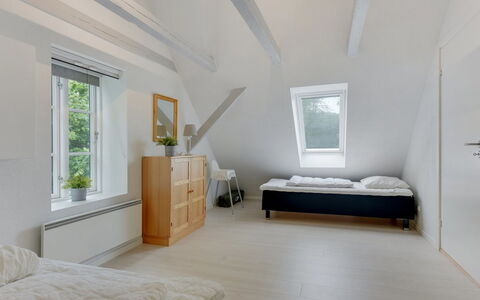Rosa - 300M from the Sea: Gulvbelægning, Indretning, Etage, Væg, Soveværelse, Træ, Seng, Loft, Møbel, Værelse