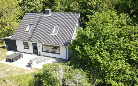 Rosa - 300M from the Sea: Træ, Tag, Arkitektur, Hjem, Hus, Sommerhus, Sidespor, Hårdttræ, Hældning, Estate
