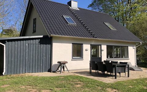 Rosa - 300M from the Sea: Træ, Tag, Arkitektur, Hjem, Hus, Sommerhus, Sidespor, Hårdttræ, Hældning, Estate