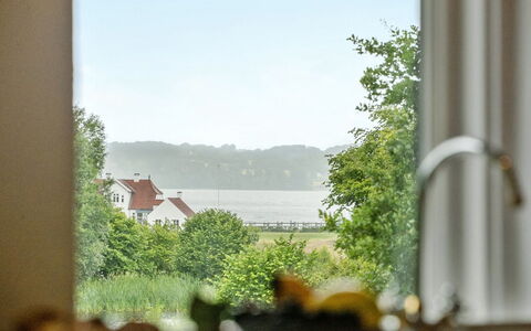 Rosa - 300M from the Sea: Træ, Tag, Arkitektur, Hjem, Hus, Sommerhus, Sidespor, Hårdttræ, Hældning, Estate