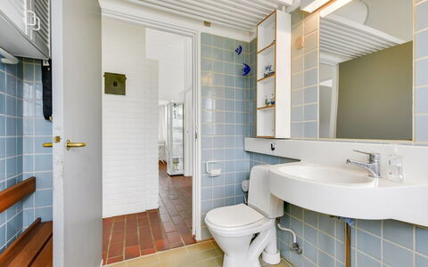 Ditte - 300M from the Sea: Sanitærarmatur, Gulvbelægning, Indretning, Etage, Badeværelse, Badeværelsesvask, Loft, Vvs, Flise, Håndvask