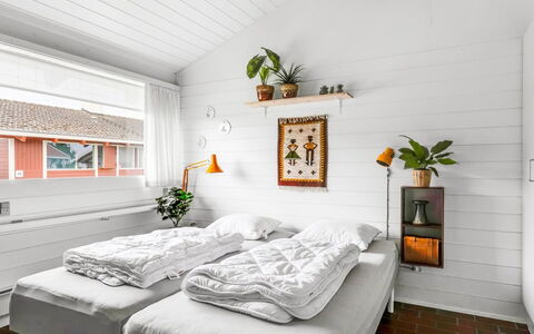 Ditte - 300M from the Sea: Indretning, Loft, Møbel, Etage, Soveværelse, Seng, Sengetøj, Throw Pillow, Pude, Lysarmatur