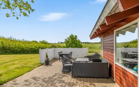 Ditte - 300M from the Sea: Himmel, Græs, Land Lot, Hjem, Skygge, Sommerhus, Have, Lawn, Landscaping, Stuehus