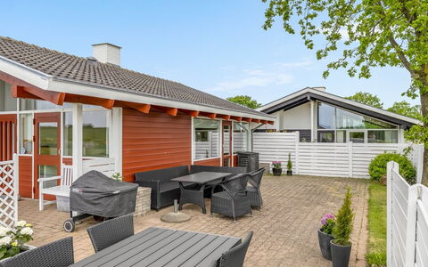 Ditte - 300M from the Sea: Arkitektur, Hus, Hjem, Tag, Dør, Veranda, Skygge, Sommerhus, Sidespor, Estate