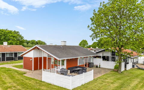 Ditte - 300M from the Sea: Møbel, Indretning, Gulvbelægning, Træ, Etage, Loft, Trægulve, Stol, Bord, Belysning