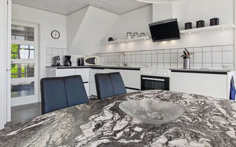 Juuso - 20Km from the Sea: Gulvbelægning, Køkken, Indretning, Countertop, Etage, Loft, Køkken Apparat, Cabinetry