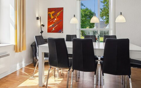 Juuso - 20Km from the Sea: Møbel, Indretning, Gulvbelægning, Stol, Bord, Etage, Spisestue, Træ, Køkken & Spisebord, Loft