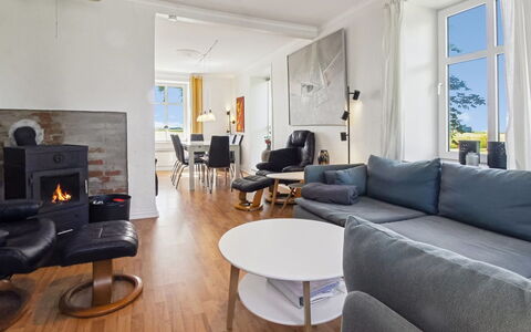 Juuso - 20Km from the Sea: Møbel, Indretning, Gulvbelægning, Etage, Couch, Træ, Stue, Trægulve, Loft, Værelse