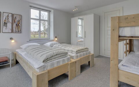 Juuso - 20Km from the Sea: Seng, Soveværelse, Møbel, Sengetøj, Indretning, Træ, Sengetøj, Etage, Loft, Gulvbelægning