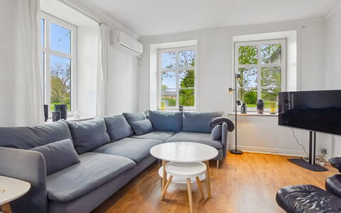 Juuso - 20Km from the Sea: Indretning, Møbel, Gulvbelægning, Couch, Etage, Træ, Stue, Værelse, Trægulve