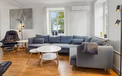 Juuso - 20Km from the Sea: Møbel, Gulvbelægning, Indretning, Etage, Couch, Stue, Trægulve, Lejlighed, Hjem