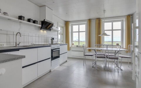 Juuso - 20Km from the Sea: Gulvbelægning, Etage, Lejlighed, Køkken, Flise, Trægulve, Skydevindue, Cabinetry, Countertop