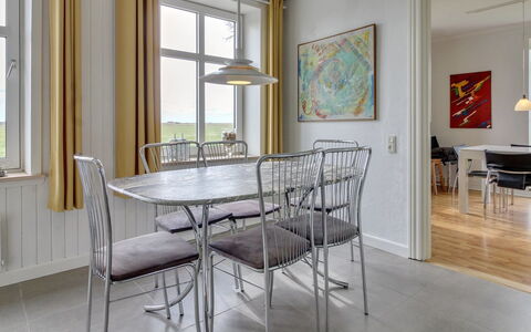 Juuso - 20Km from the Sea: Møbel, Gulvbelægning, Indretning, Etage, Træ, Stol, Bord, Spisestue, Loft, Køkken & Spisebord