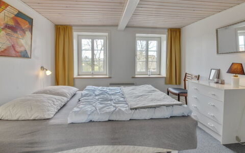 Juuso - 20Km from the Sea: Seng, Soveværelse, Indretning, Sengetøj, Møbel, Sengetøj, Træ, Loft, Etage, Gulvbelægning