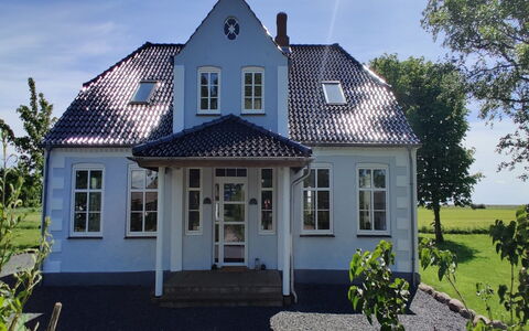 Juuso - 20Km from the Sea: Bygning, Vindue, Hus, Tag, Hjem, Boligområde, Sommerhus, Dør, Sidespor, Estate